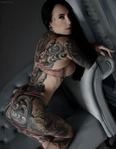 Makani Terror, тату-модель, девушка с масштабными татуировками в стиле цветной реализм, портрет, татуировки на спине и руках.