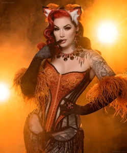 Cervena Fox, тату-модель, пин-ап, рокабилли, татуировки в стиле олд-скул и нью-скул, яркий образ, тату на руке, тату на бедре