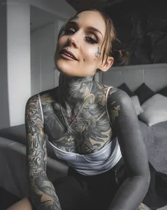 Monami Frost, тату-модель, девушка с татуировками в стиле чикано и блэкворк, крупный план, портрет.
