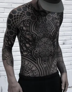 Геометрическая татуировка на торсе и руках от Corey Divine, выполненная в технике Blackwork.
