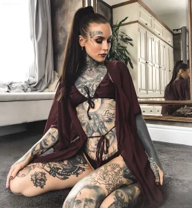Monami Frost, тату-модель, девушка с татуировками, чикано, блэкворк, татуировки на лице, татуированное тело, альтернативная модель, веганский образ жизни
