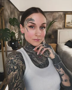 Monami Frost, тату-модель, девушка с татуировками, чикано, блэкворк, татуировки на лице, веганский образ жизни