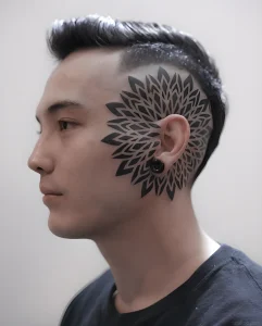 Геометрическая татуировка на голове от Corey Divine, выполненная в технике Blackwork. Сложный орнамент, идеально повторяющий контуры головы.