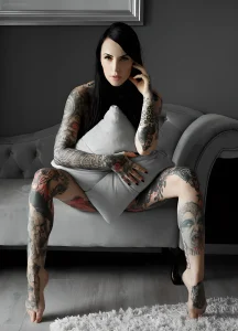 Makani Terror, тату-модель с масштабными татуировками в стиле реализм, портрет.
