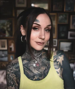 Monami Frost, тату-модель, девушка с татуировками, чикано, блэкворк, татуировки на лице, веганский образ жизни