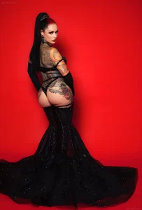 Cervena Fox, тату-модель, татуировки в стиле олд-скул и нью-скул, яркий образ, тату на спине, тату на бедрах