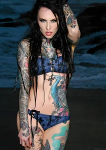 Makani Terror, тату-модель, татуировки в стиле реализм, татуировки на всю спину, татуировки с персонажами фильмов ужасов, тату-искусство, боди-арт