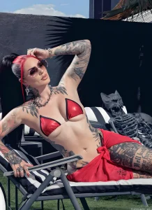Cervena Fox, татуированная модель в стиле пин-ап, демонстрирует свои татуировки на теле.