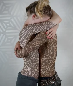 Геометрическая татуировка на спине от Corey Divine, выполненная в технике Blackwork. Сложный орнамент, идеально повторяющий контуры тела.