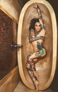 Makani Terror, тату-модель, девушка с татуировками в стиле цветной реализм, портрет, татуировки на теле, хоррор, веганство
