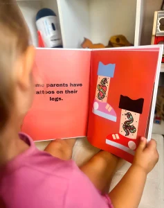 Страница детской книги с изображением татуировок на ногах