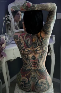 Татуировка на всю спину Makani Terror в стиле цветного реализма с изображением волка и орнаментов.