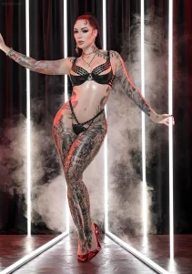 Cervena Fox, тату-модель, яркий образ в стиле пин-ап, татуировки в стиле олд-скул и нью-скул, татуировка павлина на бедре.