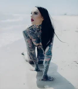 Makani Terror, тату-модель, девушка с масштабными татуировками в стиле реализм, портреты персонажей хоррора, татуировки на всю спину и тело.
