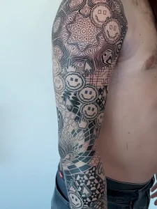 Геометрическая татуировка на руке от Corey Divine, выполненная в технике Blackwork с использованием сакральной геометрии и дотворк.