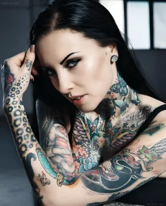 Makani Terror, тату-модель, девушка с масштабными татуировками в стиле цветного реализма, портрет.