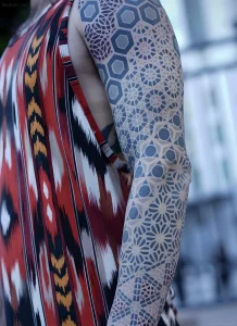 Геометрическая татуировка на руке от Corey Divine, выполненная в технике дотворк и Blackwork.