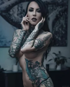 Makani Terror, тату-модель с масштабными татуировками в стиле реализм, портрет