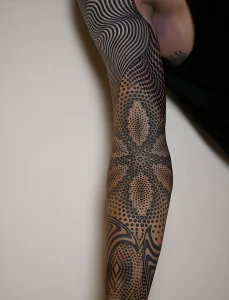 Геометрическая татуировка на руке от Кори Дивайна, выполненная в технике Blackwork и Dotwork.