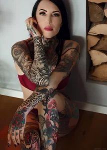 Makani Terror, тату-модель с масштабными татуировками в стиле реализм, портрет, татуировки на руках, ногах, шее.