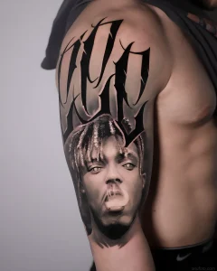 Татуировка портрета Juice WRLD в стиле реализм от Ильи Кузнецова на плече