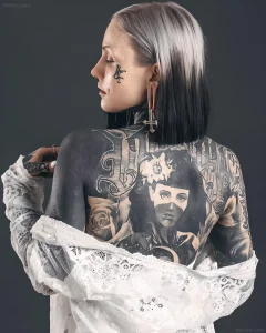 Monami Frost, тату-модель, блэкворк, чикано, татуировки на спине, портрет, татуировки на лице