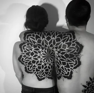 Геометрическая татуировка на спине пары от Corey Divine, выполненная в технике Blackwork.
