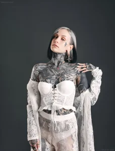 Monami Frost, тату-модель, девушка с татуировками в стиле чикано и блэкворк, портрет
