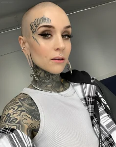 Monami Frost, тату-модель, портрет с татуировками на лице и шее, стиль чикано, блэкворк