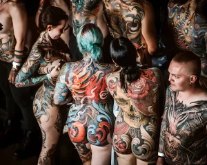 Фотография людей с татуировками в стиле full body, демонстрирующая мастерство тату-мастера и сложность исполнения