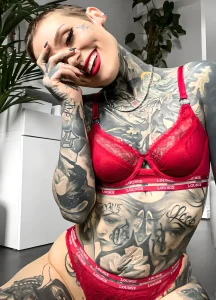 Monami Frost, тату-модель, девушка с татуировками, чикано, блэкворк, татуировки на теле