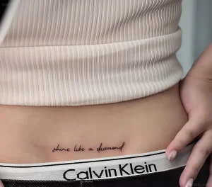Татуировка надписью 'shine like a diamond' на пояснице