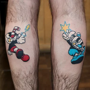 Татуировка Cuphead на голени, выполненная в стиле ретро-мультфильмов, яркие цвета, динамичная поза.