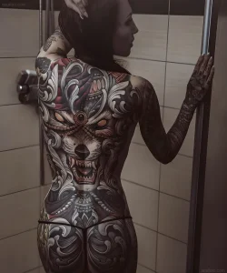 Makani Terror, татуированная модель, татуировки на спине, цветной реализм, тату-искусство, тату-модель, татуировки на теле