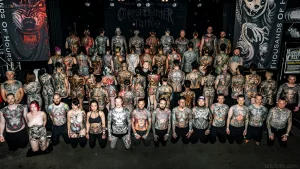 Групповое фото людей с татуировками от Corpse Painter Tattoo, демонстрирующее масштаб и стиль работ мастера.