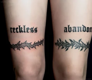 Черно-белая татуировка на предплечьях с надписями 'reckless' и 'abandon' и изображениями терновника с шипами.