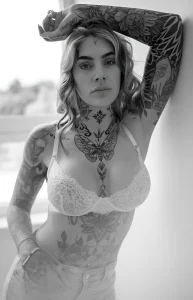 Aline mc.lovin.ink, тату-модель, крупный план, татуировки, черно-белое фото