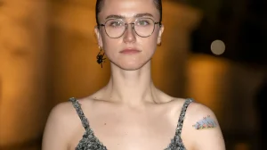 Элла Эмхофф, падчерица Камалы Харрис, на светском мероприятии с видимой татуировкой на плече.