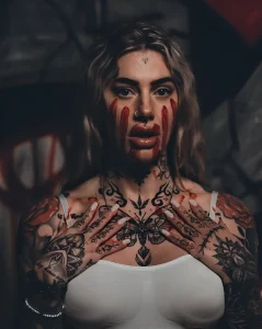 Aline mc.lovin.ink, тату-модель, портрет с татуировками, стиль ню