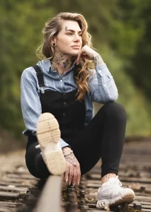 Aline mc.lovin.ink в повседневной одежде с видимыми татуировками на шее, руках и ногах