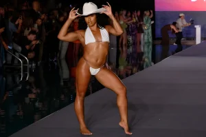 Джордан Чайлз уверенно дефилировала по подиуму на показе Sports Illustrated Swimsuit, представив публике новую татуировку на руке.