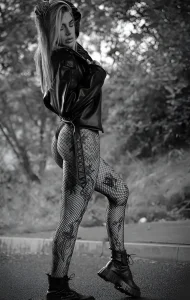Aline mc.lovin.ink в кожаной куртке и сетчатых чулках с татуировками на ногах