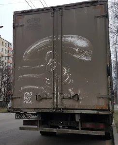 Татуировка Чужого на кузове грузовика, выполненная в стиле графического скетча