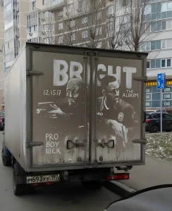 Фото татуировки на кузове грузовика с изображением двух портретов в стиле реализма