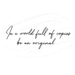 Черно-белая татуировка на лопатке: стилизованное крыло и надпись 'In a world full of copies be an original'.