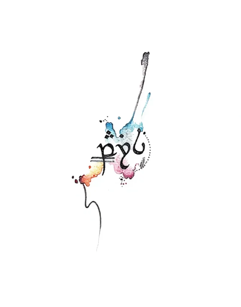 Photo d'un tatouage sur les côtes : inscription élégante en arabe en aquarelle, réalisée en technique splash-art.