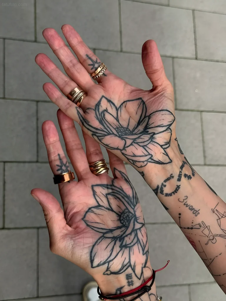 张开手掌上的黑白莲花纹身,注重花瓣和花心的细节。