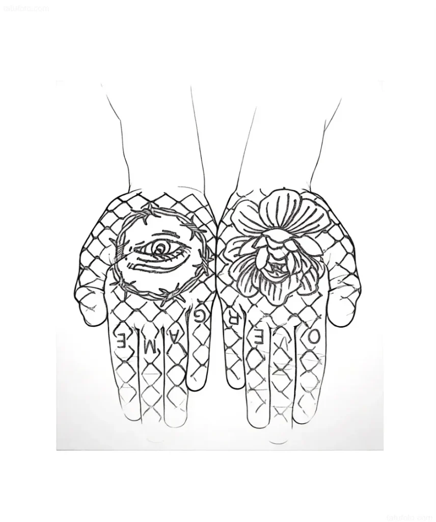 手掌上的黑白纹身草图,描绘了一只眼睛,周围环绕着象征命运和自我认识的几何图形和线条。