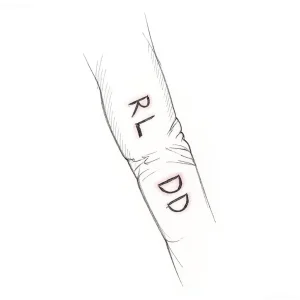 Эскиз татуировки на пальце: черные инициалы 'RL DD' выгравированы вдоль костяшки, минималистичный дизайн.