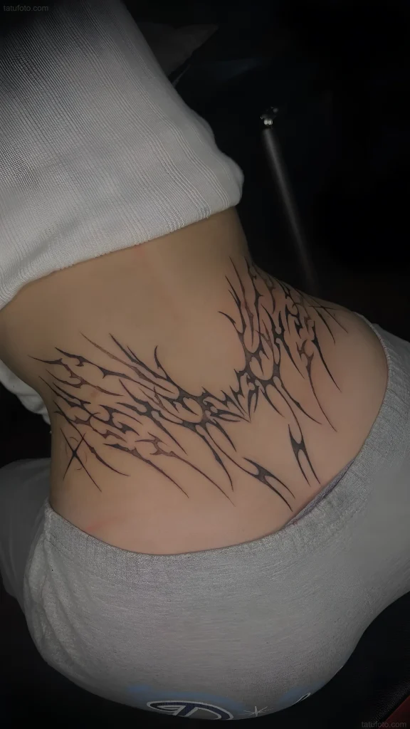 女孩腰部黑白翅膀纹身，采用部落风格，强调优雅的线条和动态的形状。